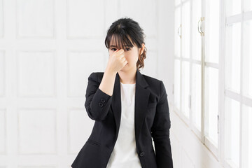 疲れ目の若いビジネスウーマン