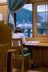 図書館で勉強している若い女性