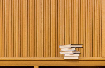 図書館の机にある本の風景