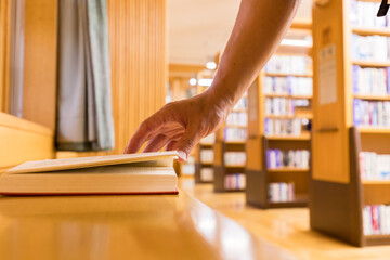 図書館で本を探している人