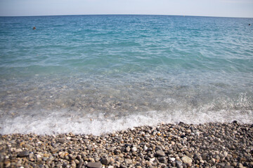 작은 돌로 이루어진 해변