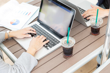 コンピュータ, ノートパソコン, ビジネス, オフィス, ビジネスマン, 仕事, 女性,  仕事, 人, セッション, 女性実業家, 若い, インターネット, デスク, テクノロジー, プロ, コーヒー, メン アット ワーク, 手,  スクリーン,  ミーティング, コミュニケーション,グラフ,ノマドワーカー,リモートワーク,クライアント,打ち合わせ,マスク,ソーシャルディスタンス,テレワーク,