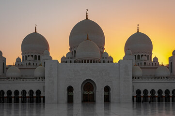 Fototapeta na wymiar Sunset view of The Sheikh Zayed Mosque in Abu Dhabi