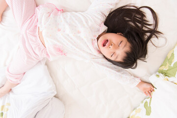 ベッドで眠る女の子