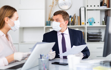 Use of personal protective equipment by office workers in a pandemic virus