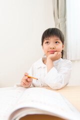 勉強をする女の子