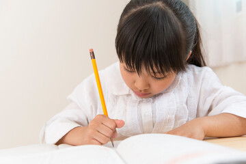 勉強をする女の子