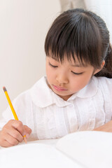 勉強をする女の子