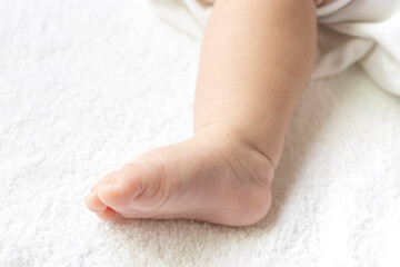 Obraz na płótnie Canvas 生後二ヶ月の赤ちゃんの足
