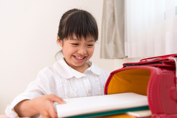 学校の準備をする女の子