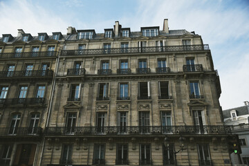 パリ　建物　歴史的　道路　建築　窓　アパート　住宅　暗い