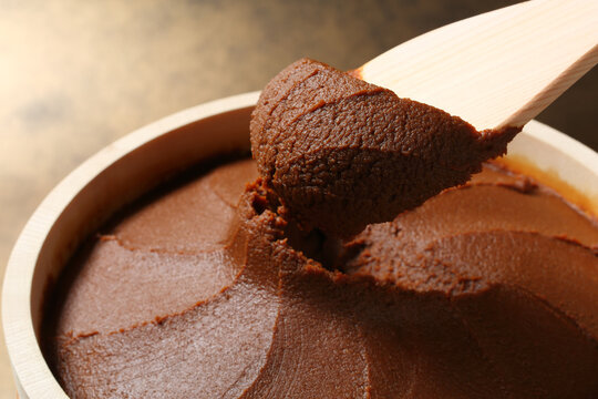 木樽にはいった赤味噌