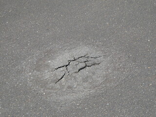 道端のひび割れ