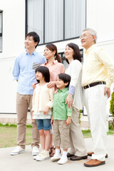 笑顔の三世代家族