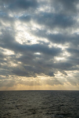 Obraz premium 太平洋を航行する船上からの朝日の天使のカーテン