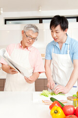 料理をする親子