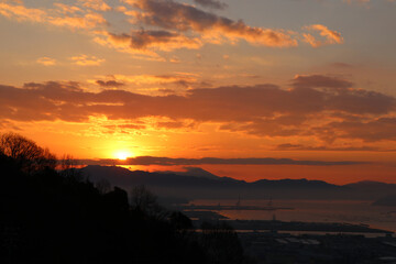 朝日と茜色の瀬戸内風景