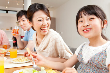 食事をする家族