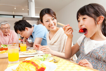 食事をする家族