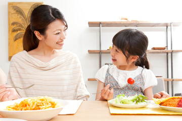 食事をする母子