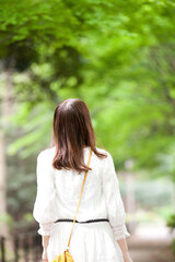 新緑と女性