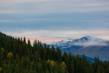 Fototapeta na wymiar Beautiful October sunset in the mountains