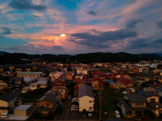 航空撮影した夕方の日本の田舎の町並みの風景