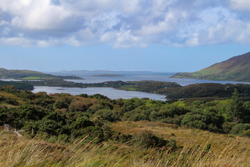Fototapeta na wymiar Irische Küste Landschaften Irland Klippen Weideland grün