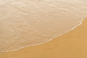 Obraz na płótnie Canvas waves on the sand