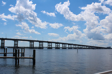 Fototapeta na wymiar Lange Brücke über Fluss in Florida