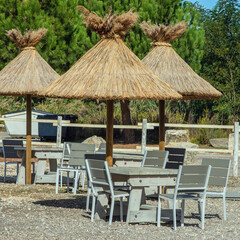Terrasse et parasols en paille de riz.