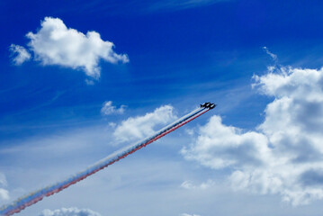 Airplanes create the Russian flag in the sky