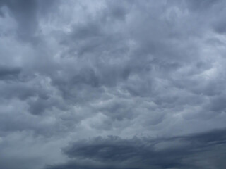 空一面を覆う黒い雲