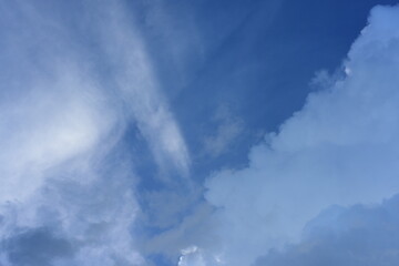 Obraz premium The blue sky and white clouds are beautiful on a bright day.