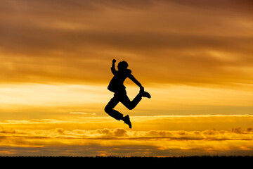 夕陽を背景に腕組みし立つ男性の横姿シルエット Wall Mural Chikala