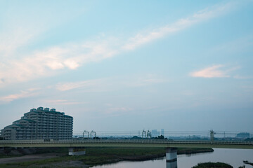 早朝の多摩川から見る風景