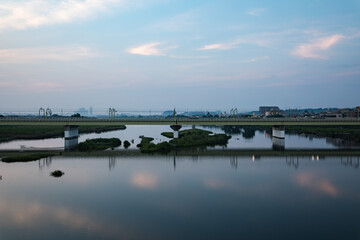 早朝の多摩川から見る風景
