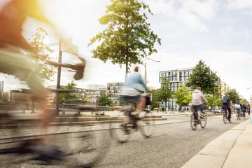 Türaufkleber Eine Gruppe fahrender Radfahrer in der Stadt © photoschmidt