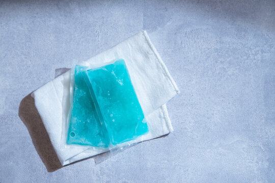 食品や体を冷やす保冷剤・アイスパックが2つ。