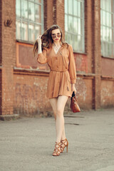 Obraz premium Young woman with earphones walking on the sidewalk
