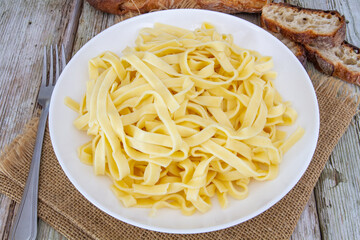 assiette de tagliatelles fraîches sur une table