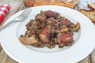 assiette de poté de saucisses et lentilles  