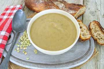 bol de soupe au pois cassés  sur une planche à découper