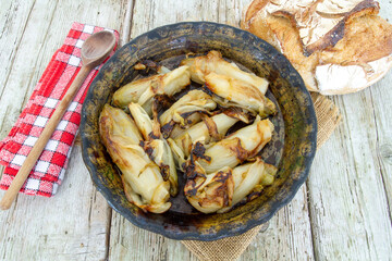 plat d'endives braisées sur une table en bois