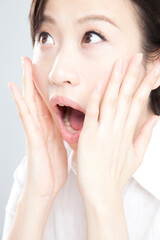 Fototapeta premium 驚く女性