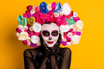 Photo of charming calavera katrina hands cheeks talk dead spirits find road other world wear black dress death carnival costume lace gloves roses headband isolated yellow color background