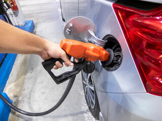 ガソリンスタンドで車に燃料を入れる