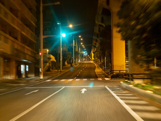 車が一台もいない道を走る真夜中のドライブ