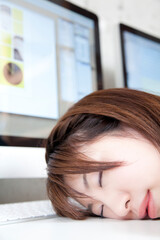 居眠りするＯＬ