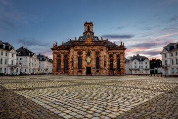 Ludwigskirche Saarbrücken von hinten bei Sonnenuntergang in Bodenperspektive mit roten Wolken